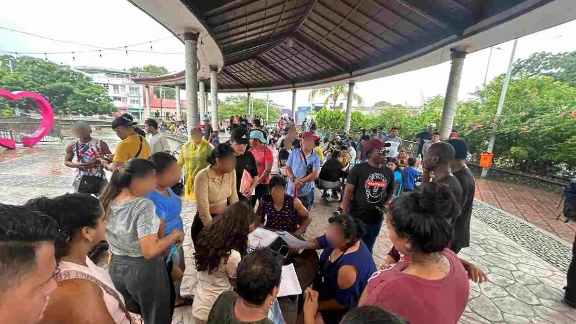 migrantes reunidos en el Bicentenario